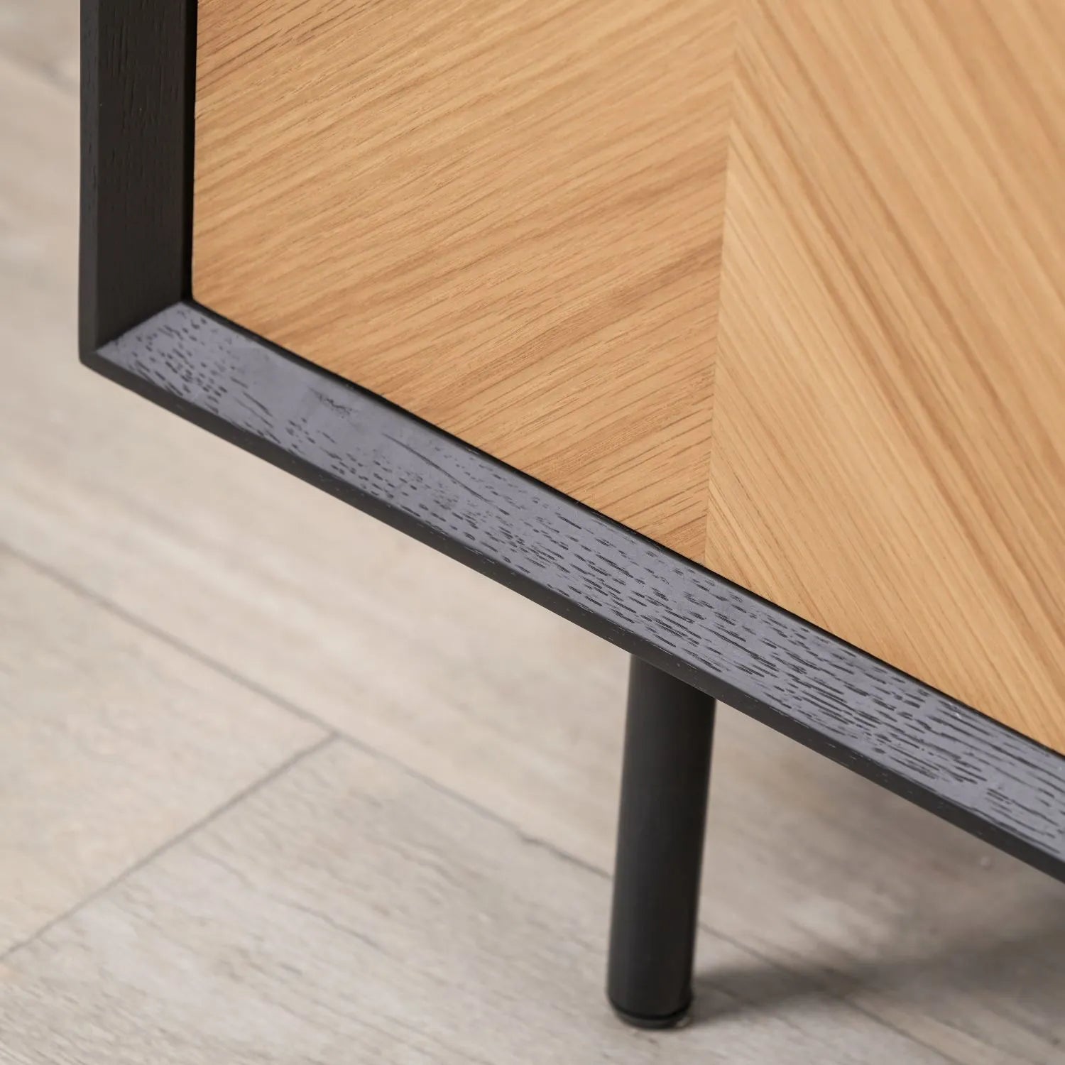 Scandinavian Two Tone Chevron Oak & Black Wood 2 Door Bar Cabinet with Herringbone Oak Veneer Doors & 3 Internal Shelves – Modern Wooden Drinks Storage Cabinet with Black Frame, Slim Metal Handles, Elevated Legs & Spacious Bottle and Glassware Storage for Living Rooms, Dining Rooms & Home Bars 100x100x38cm | Click Style