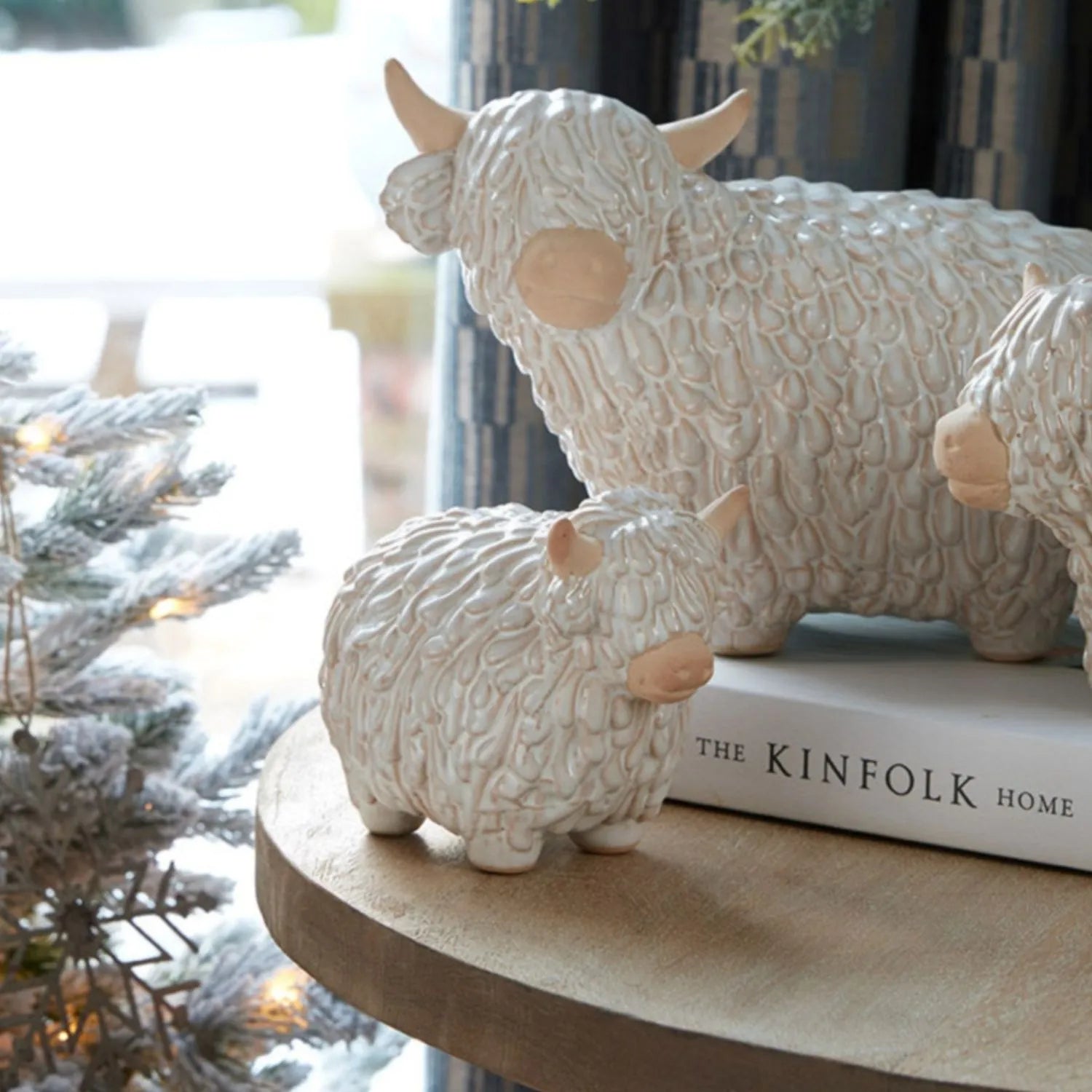 Small neutral white ceramic Highland cow ornament with textured shaggy coat and horns – rustic farmhouse decorative sculpture 10x14x8cm | Click Style