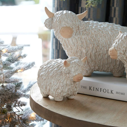 Small neutral white ceramic Highland cow ornament with textured shaggy coat and horns – rustic farmhouse decorative sculpture 10x14x8cm | Click Style