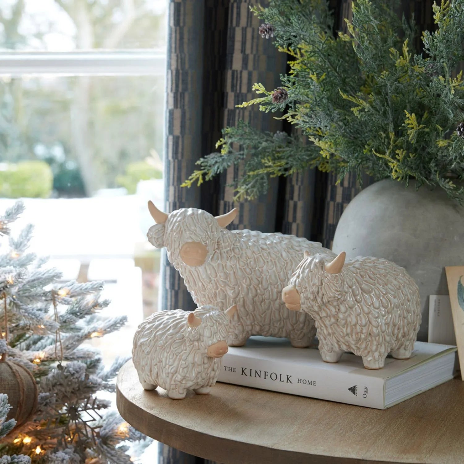 Small neutral white ceramic Highland cow ornament with textured shaggy coat and horns – rustic farmhouse decorative sculpture 10x14x8cm | Click Style