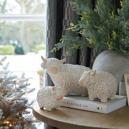 Small neutral white ceramic Highland cow ornament with textured shaggy coat and horns – rustic farmhouse decorative sculpture 10x14x8cm | Click Style