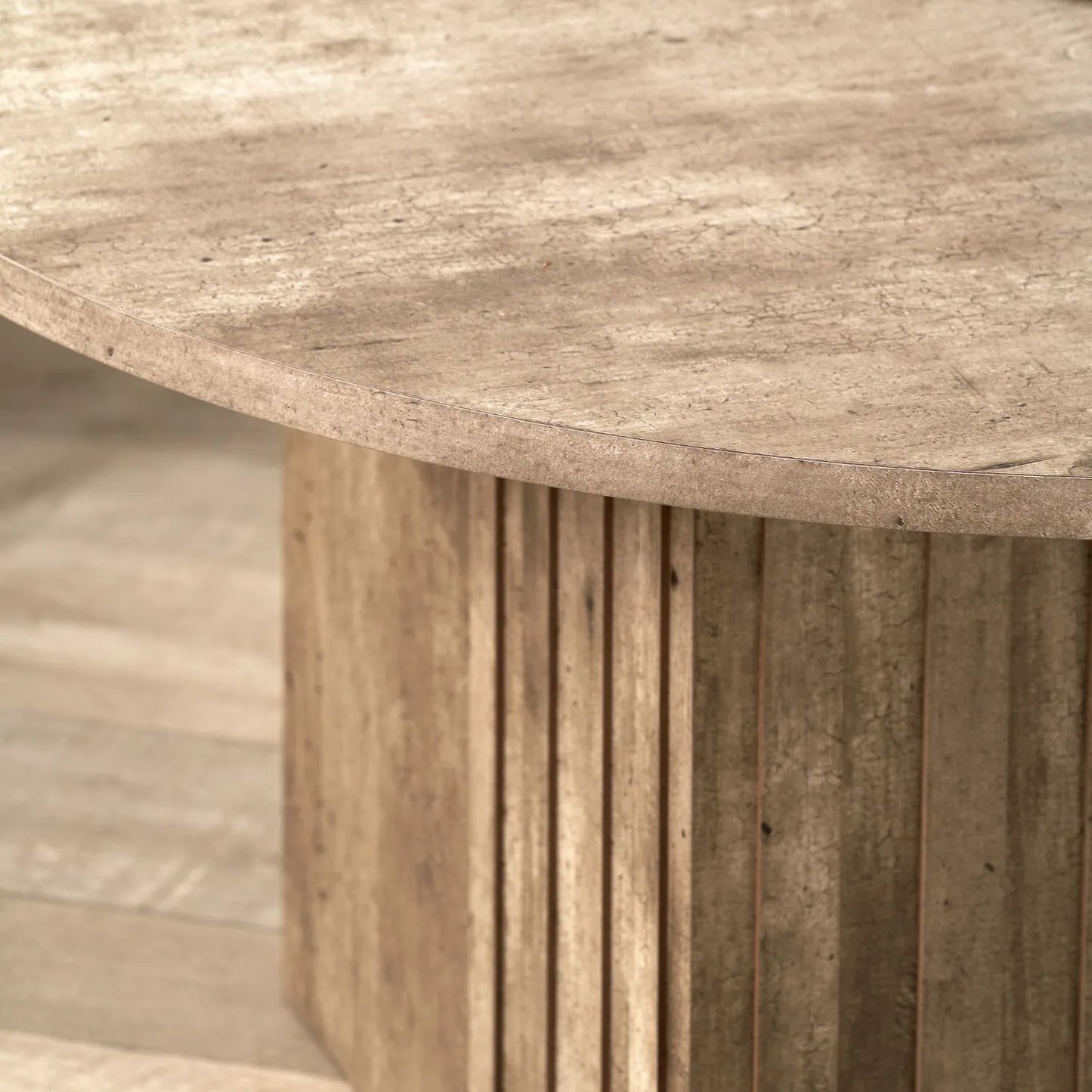 Stone Concrete Effect Round Coffee Table with Vertical Grooved Pedestal Base – Modern Beige & Grey Stone-Effect Pedestal Coffee Table with Textured Round Top for Contemporary Neutral Living Room Interior 80x80x40cm | Click Style