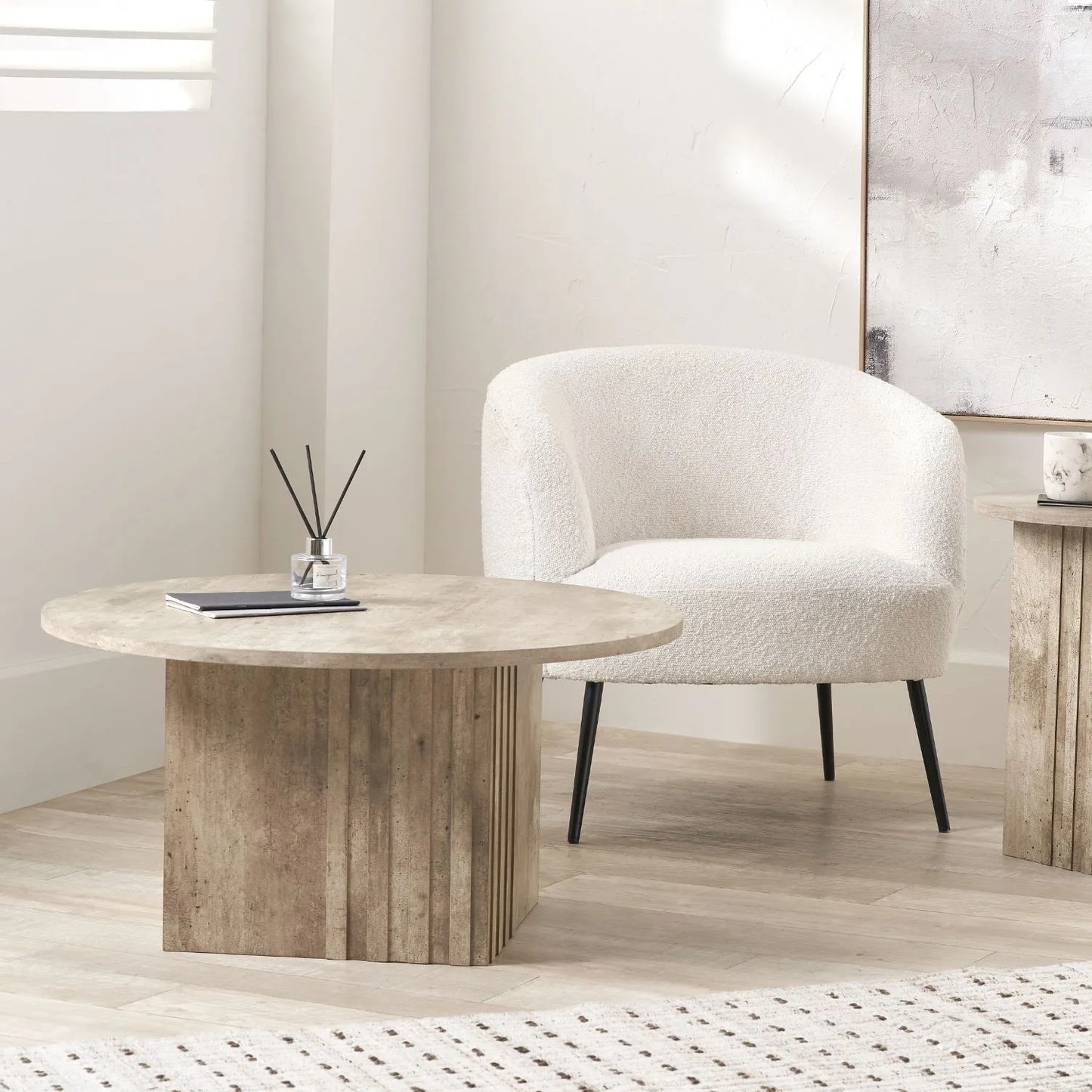 Stone Concrete Effect Round Coffee Table with Vertical Grooved Pedestal Base – Modern Beige & Grey Stone-Effect Pedestal Coffee Table with Textured Round Top for Contemporary Neutral Living Room Interior 80x80x40cm | Click Style