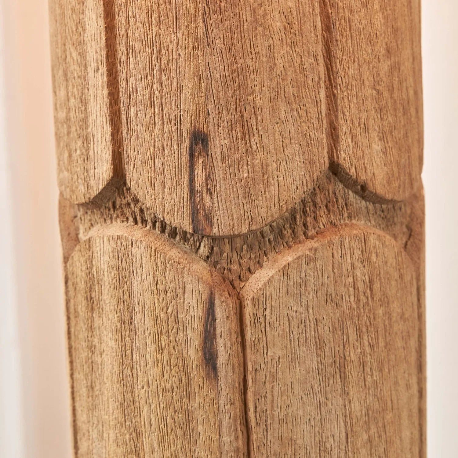 Tall Rustic Natural Mango Wood Table Lamp with White Linen Drum Shade – Hand-Carved Embossed Scallop Design Wooden Light 67x35x35cm - Click Style