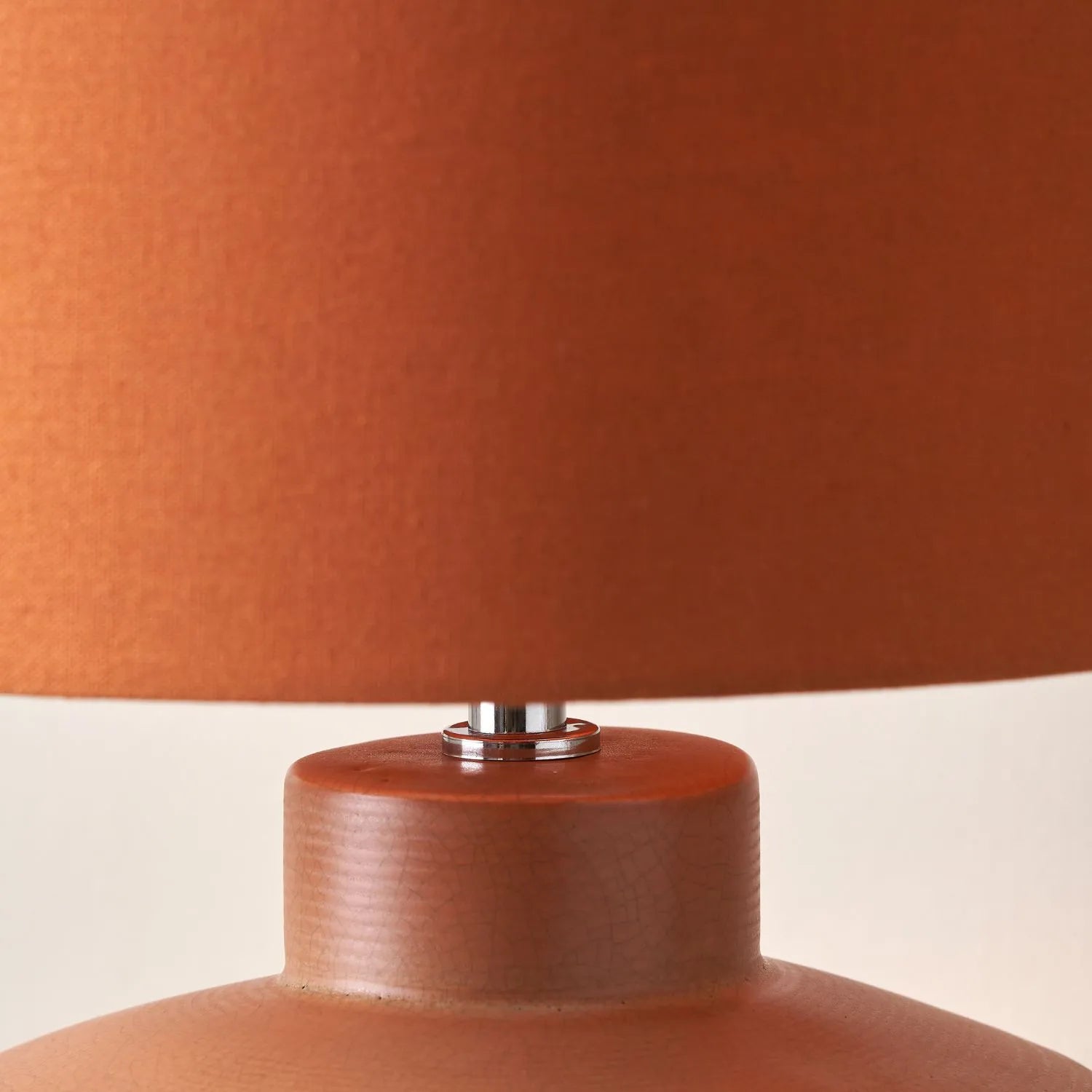 Warm Cinnamon Crackle-Effect Ceramic Table Lamp with Linen Drum Shade – Sculptural Earthy Stoneware Table Light 38x28x28cm | Click Style