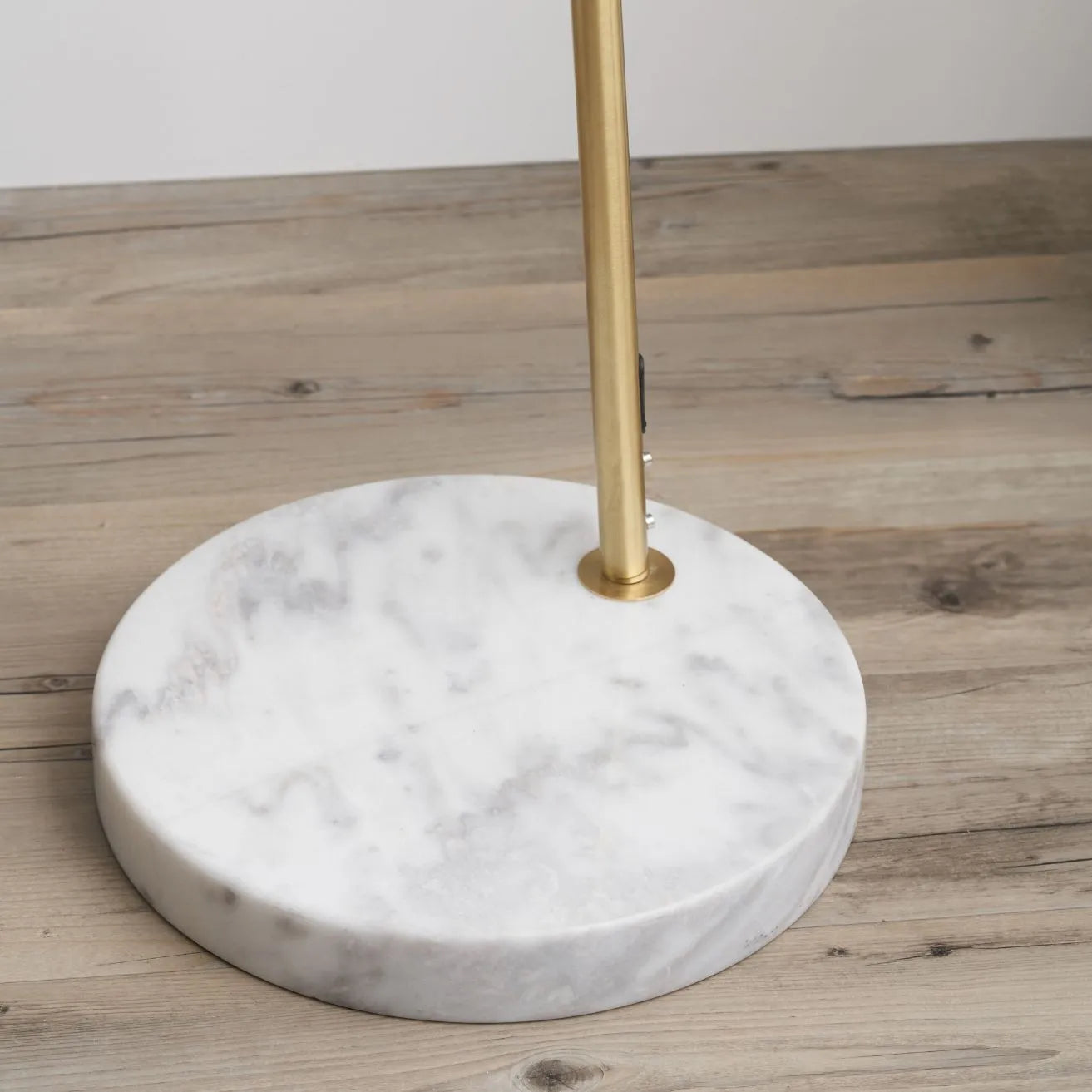 White Marble & Brushed Brass Metal Arc Floor Lamp – Floor-Standing Adjustable Lamp with Movable Head 175x135cm - Click Style