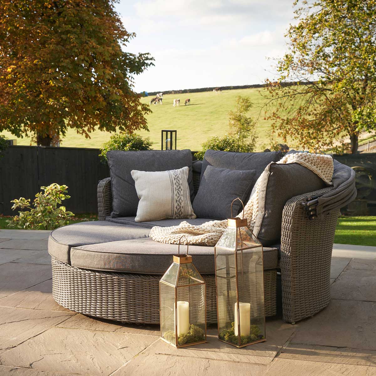 Avalonia Slate Grey Rattan Effect Round Garden Daybed with Canopy – Click Style